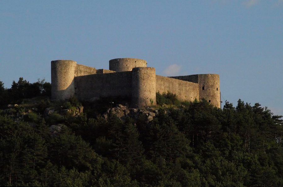 Kastell Drivenik auf dem Hügel Glavica in Kroatien