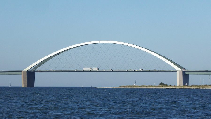 Fehmarnsundbrücke über den Fehmarnsund vor der Insel Fehmarn