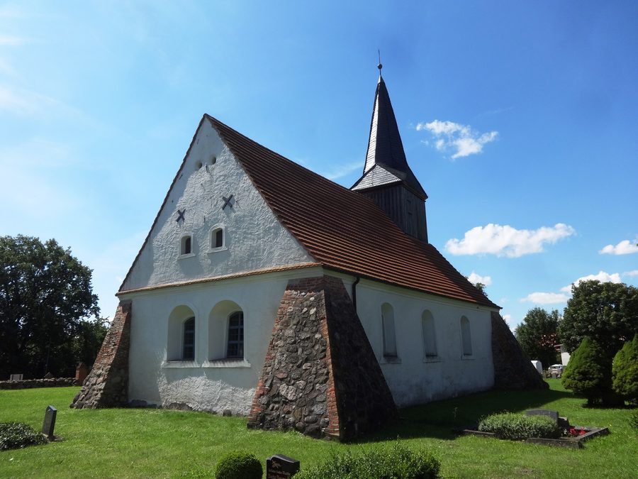 Dorfkirche in Rossin im Landkreis Vorpommern-Greifswald, Außenansicht von Nordosten