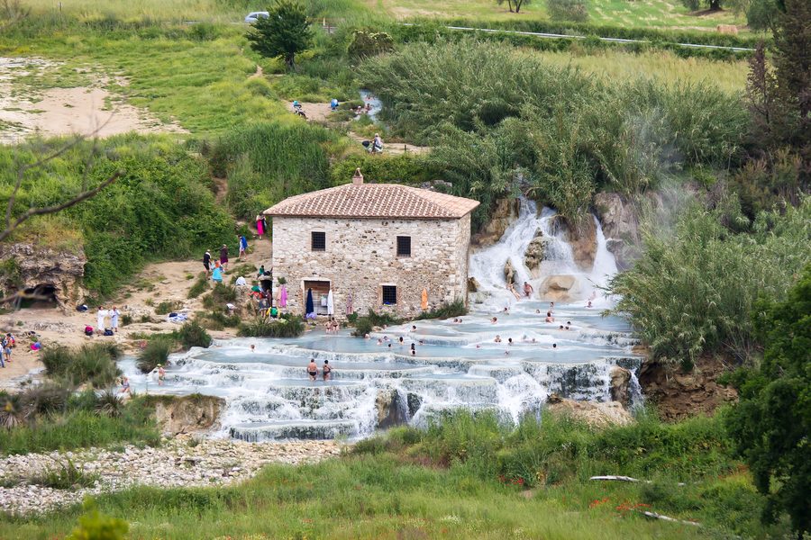Thermalwasserfälle und Becken der Cascate del Mulino bei Saturnia in der Toskana