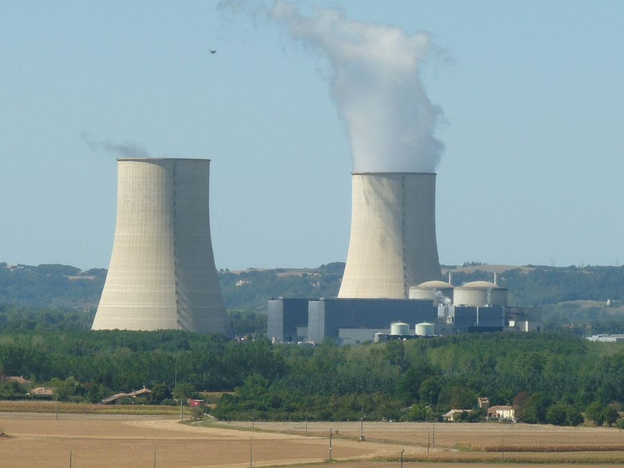 Centrale de Golfech mit Kühltürmen, gesehen von Auvillar im Tarn-et-Garonne