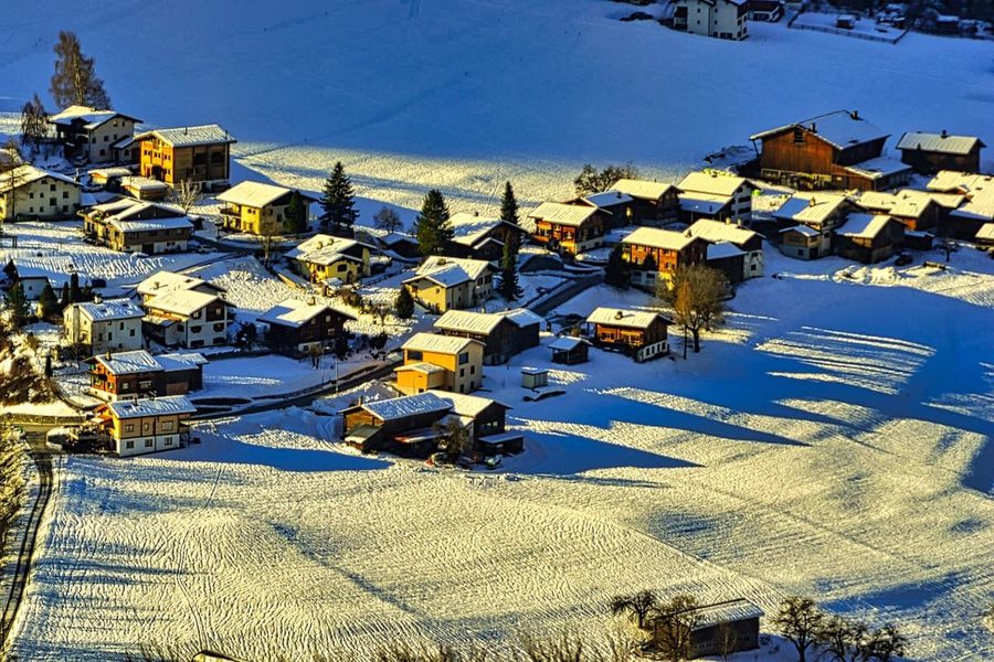Winterliche Luftaufnahme eines Teils von Fideris im Prättigau mit Bergen im Hintergrund