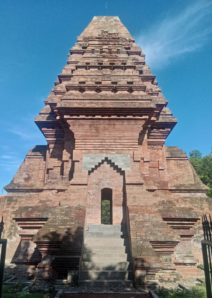 Frontansicht des Dermo-Tempels in Wonoayu, Sidoarjo Regency