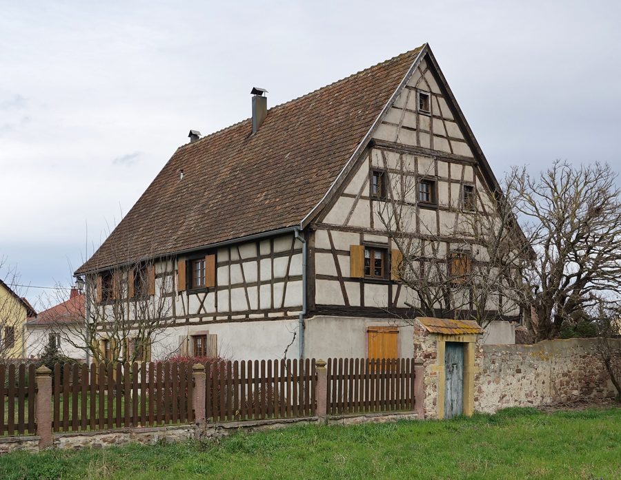 Historisches Bauernhaus in der Rue des Vignes in Niederhergheim im Elsass