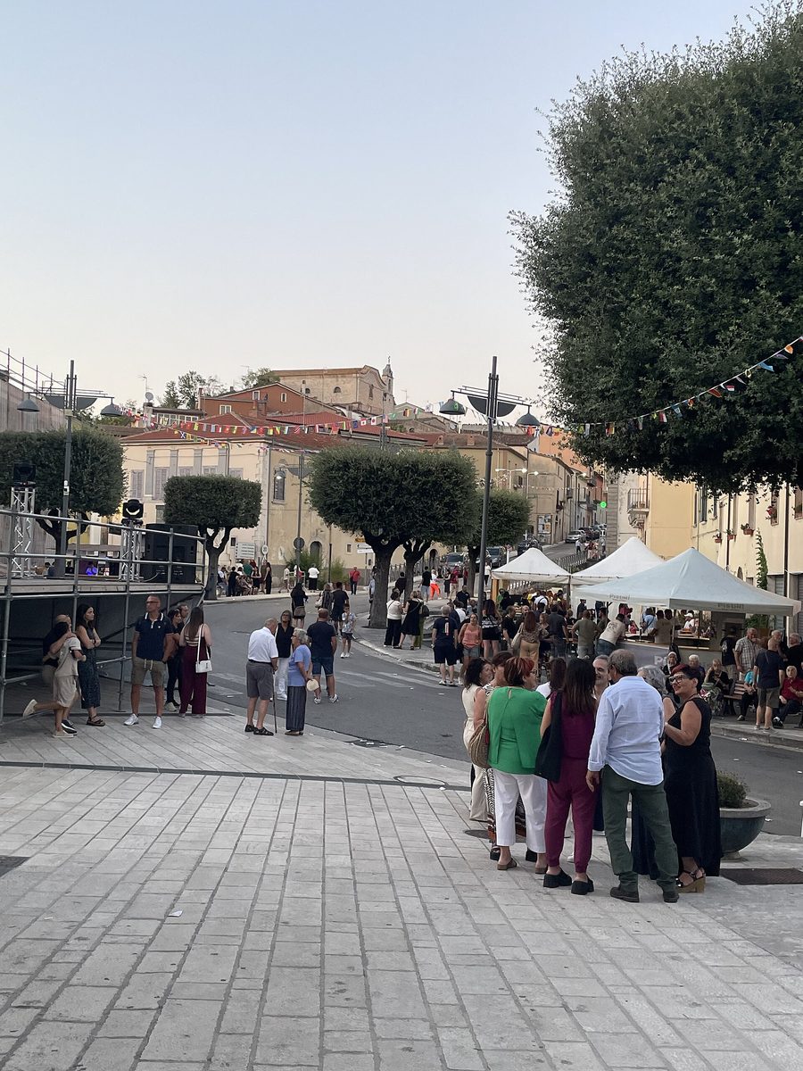 Piazza von San Giuliano del Sannio am Tag von San Nicola