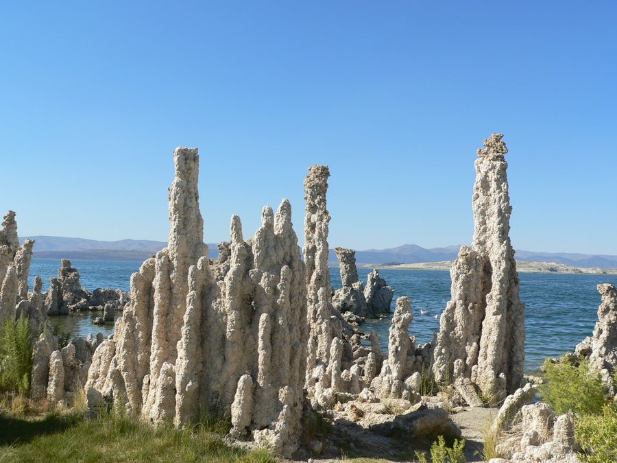Kalktuffsäulen ragen aus dem Mono Lake in Kalifornien.