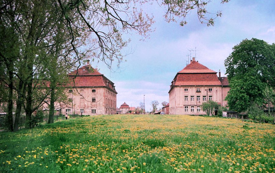 Reste der ehemaligen Schlossanlage in Faulenrost mit zwei Seitenflügeln