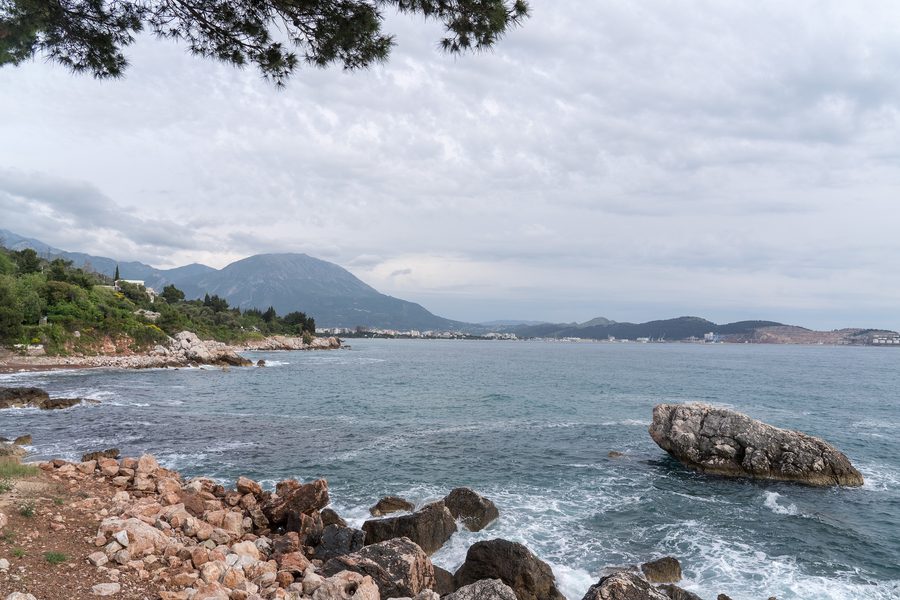 Blick auf die Adriaküste in der Gemeinde Bar in Montenegro