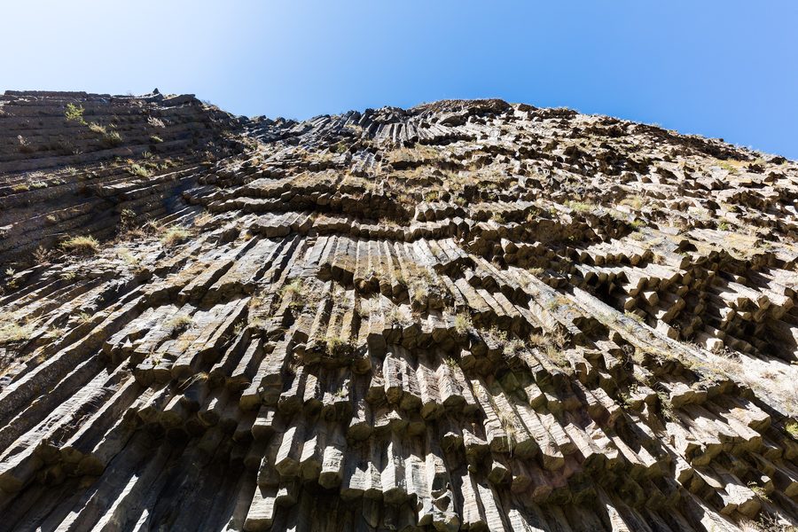 Markante Basaltsäulen in der Garni-Schlucht bei Garni