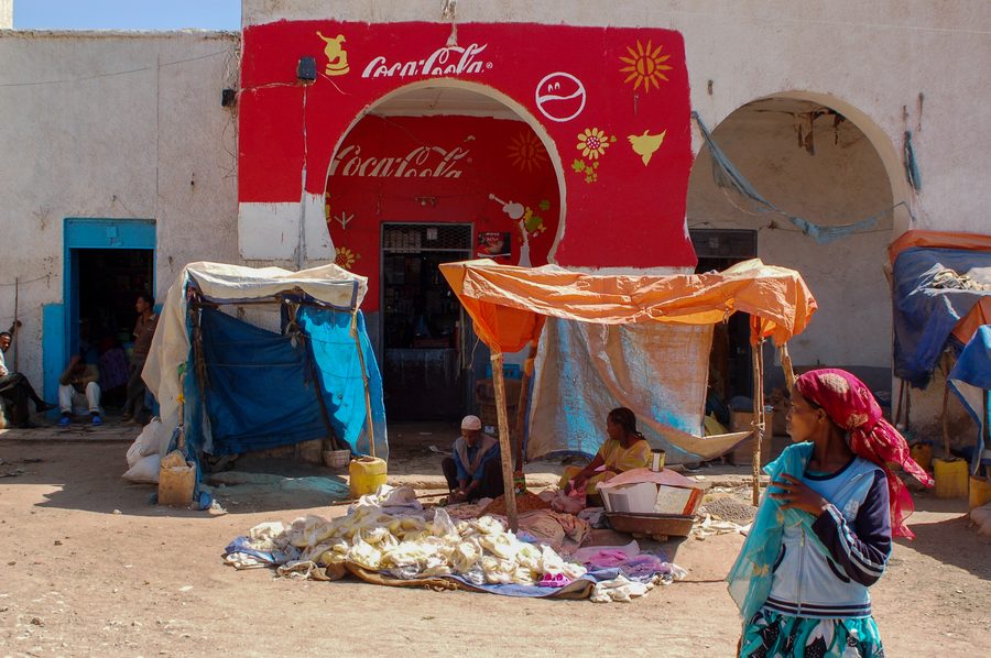Farbenfrohe Straßenszene in Harar