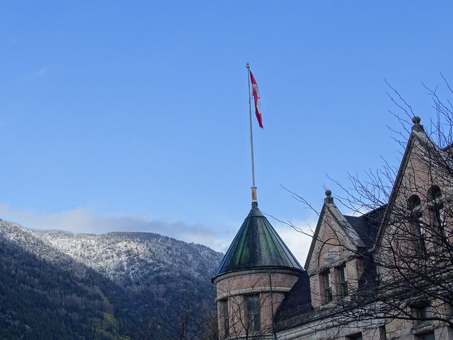 Historisches Gebäude in Nelson vor einer Bergkulisse
