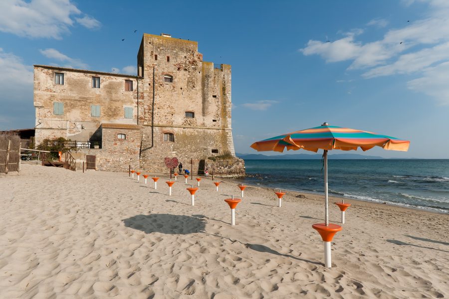 Historischer Küstenturm Torre Mozza an der toskanischen Küste