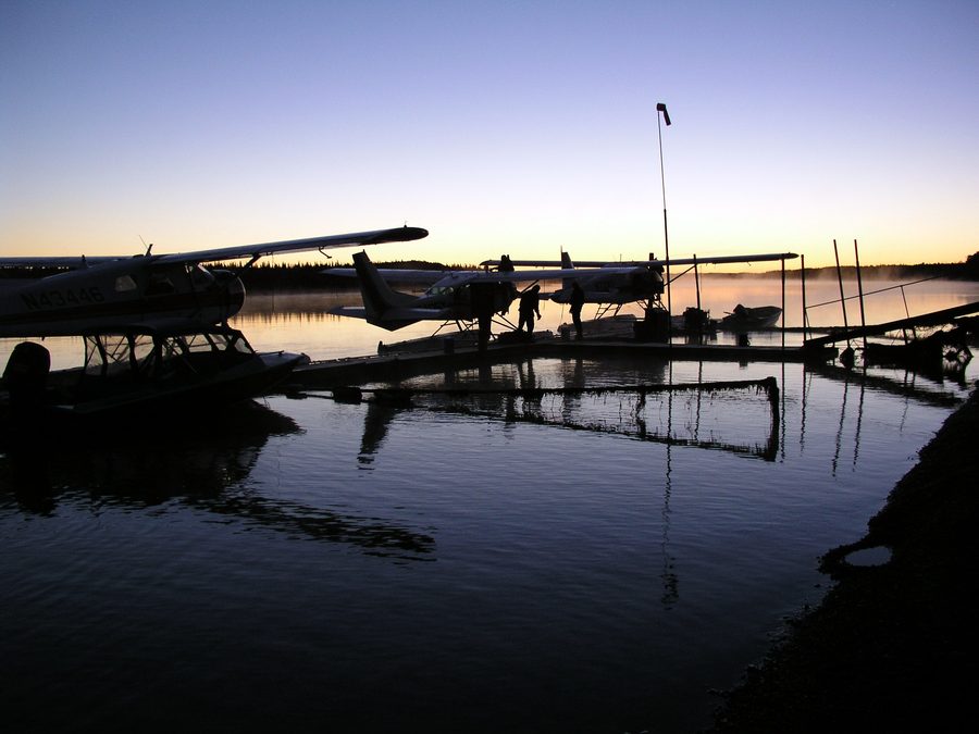 Wasserflugzeuge auf dem Naknek River in King Salmon, Alaska