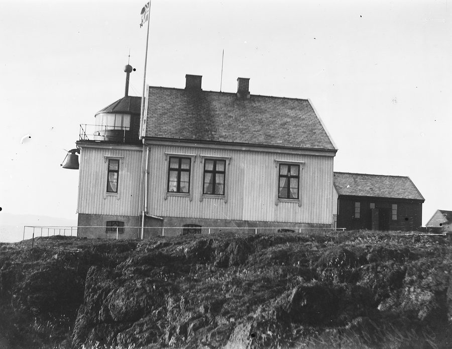 Gullholmen on Jeløy in Moss, with a coastal lighthouse and shoreline