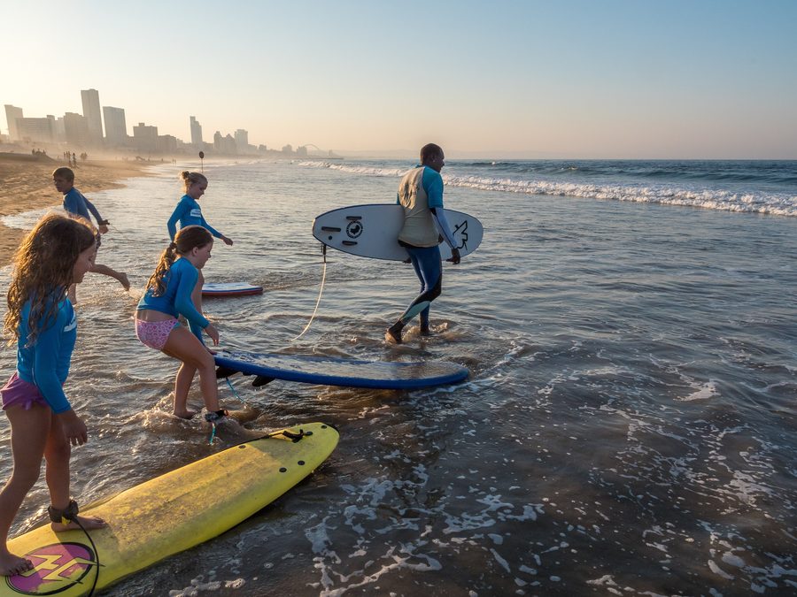 Surfen an der Strandfront von Durban