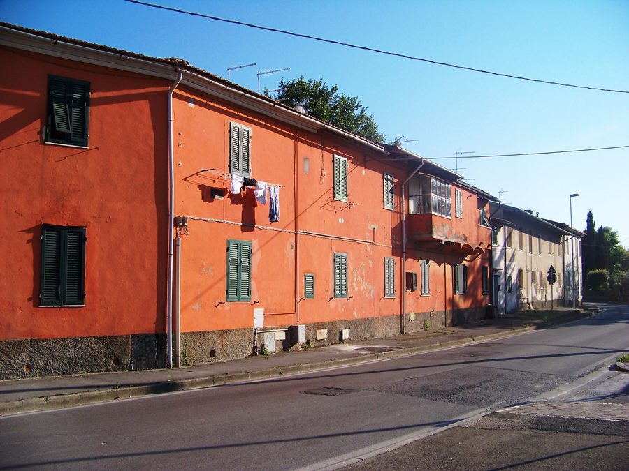 Häuser entlang einer Gemeindestraße in Santa Lucia bei Pontedera (Pisa)