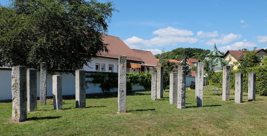 Prälatengarten der Benediktinerabtei Metten mit Blick auf die Klosteranlage