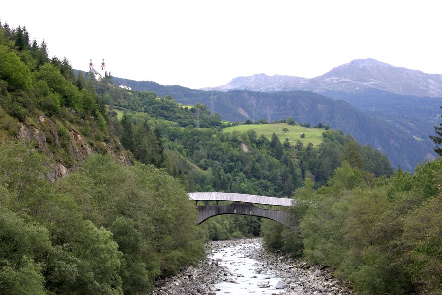 Blick auf das Inntal bei Fließ mit der Barbarakirche