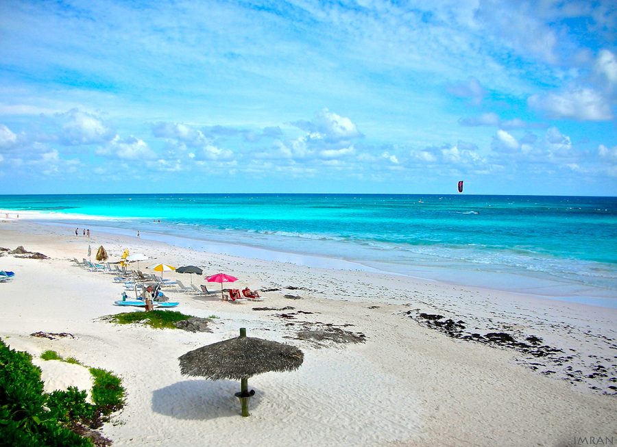 Blick auf eine helle Küste bei Harbour Island auf Eleuthera auf den Bahamas.