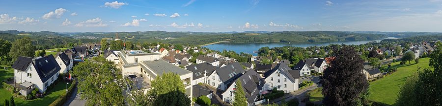 Panoramablick über Langscheid und den Sorpesee vom Ehrenmal