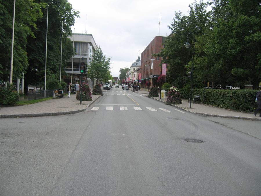 Kirkegata i Levanger med bygningen Kirkegata 41 til høgre