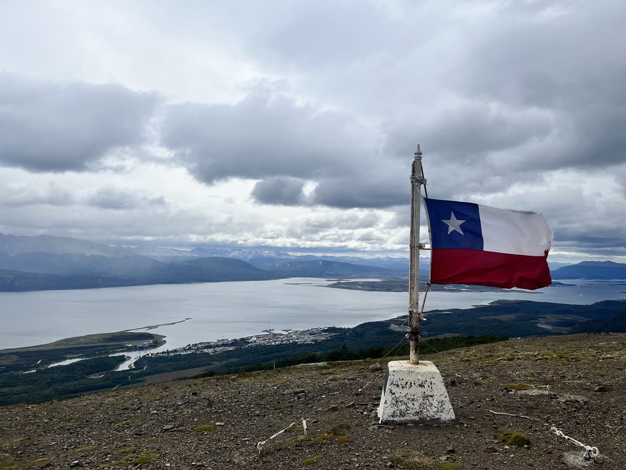 Puerto Williams mit Stadt, Hafen und Flughafen auf Navarino Island, Chile