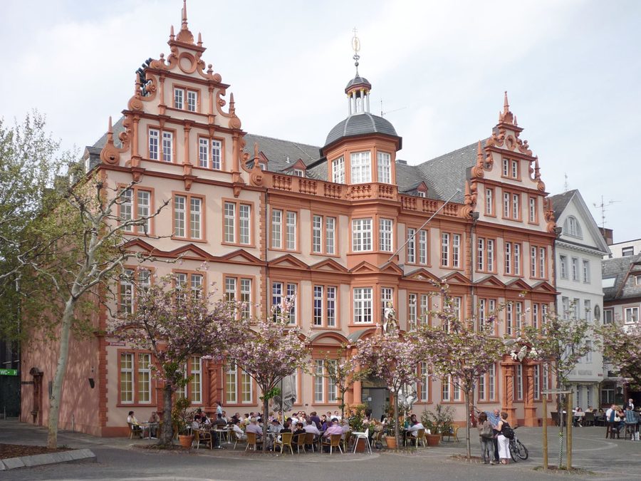 Haus Zum Römischen Kaiser mit dem älteren Teil des Gutenberg-Museums in Mainz