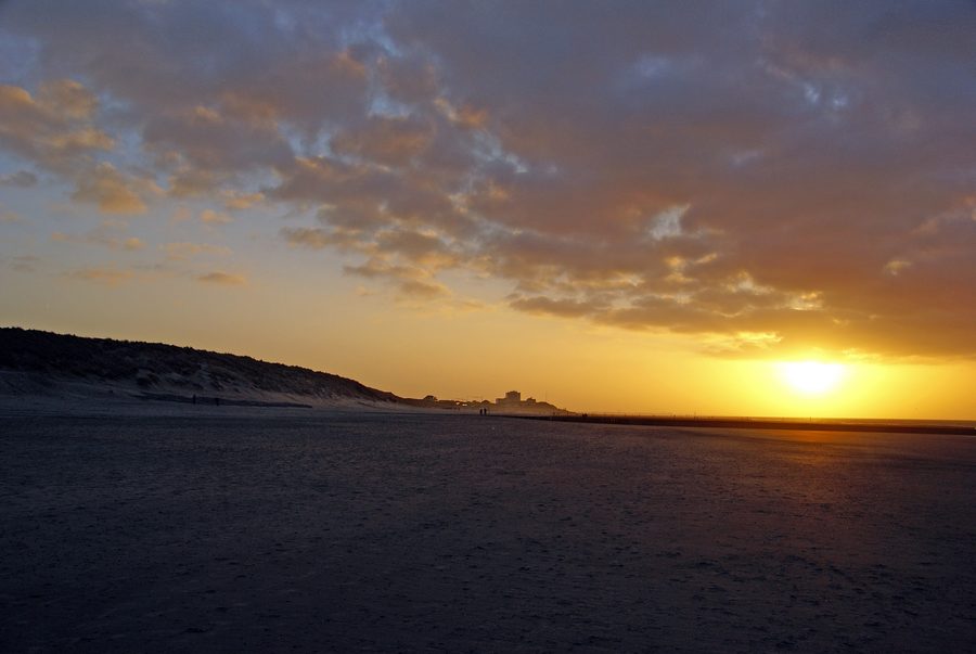 Blick vom Strand auf die Stadt Norderney am Abend