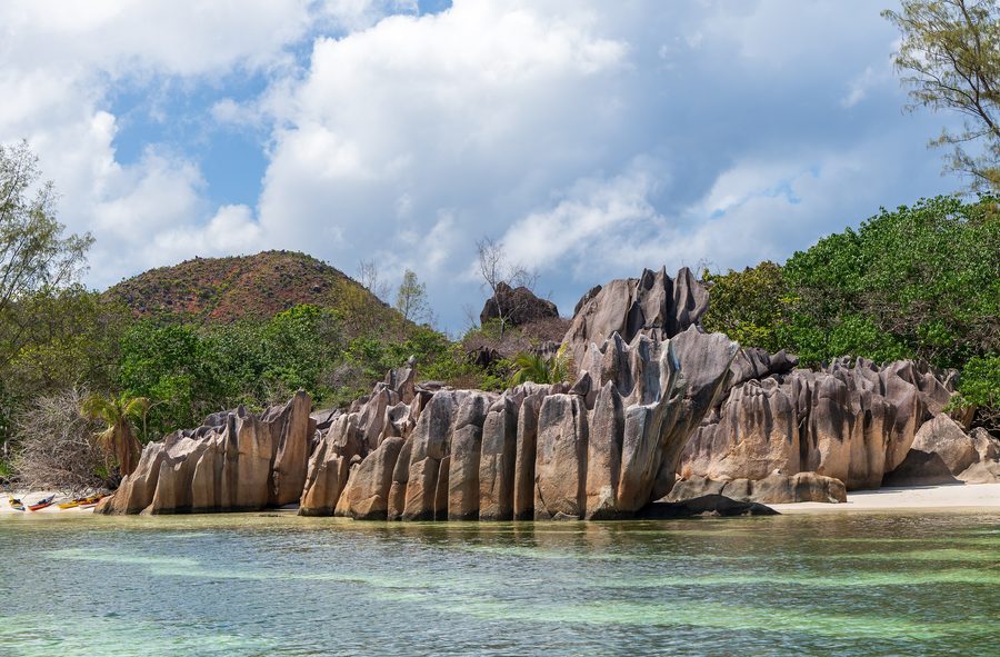 Granitfelsen an der Küste von Curieuse, Seychellen.