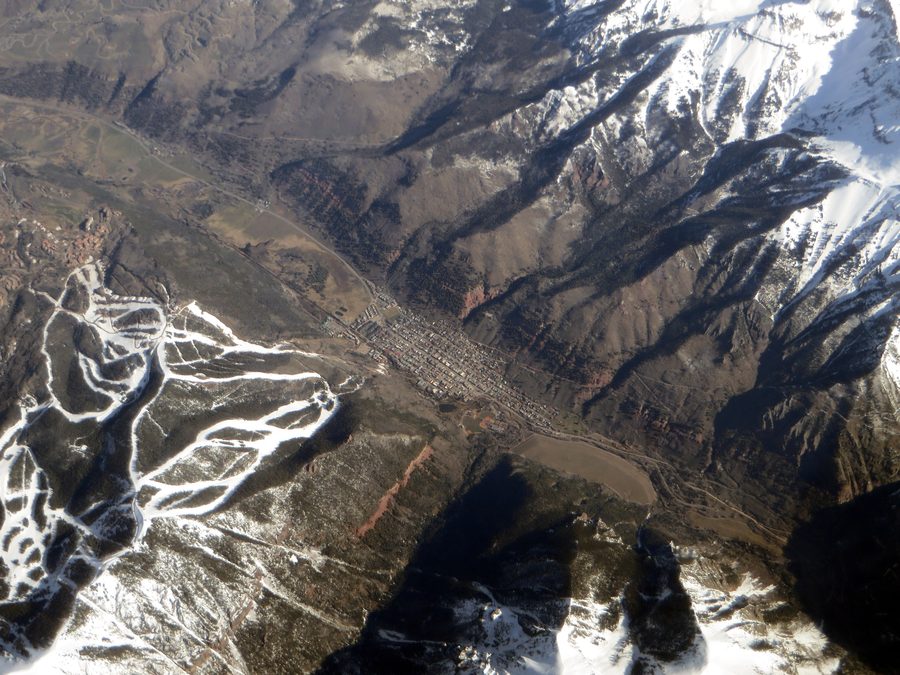 Telluride in einer Schlucht, umgeben von bewaldeten Bergen und steilen Felswänden
