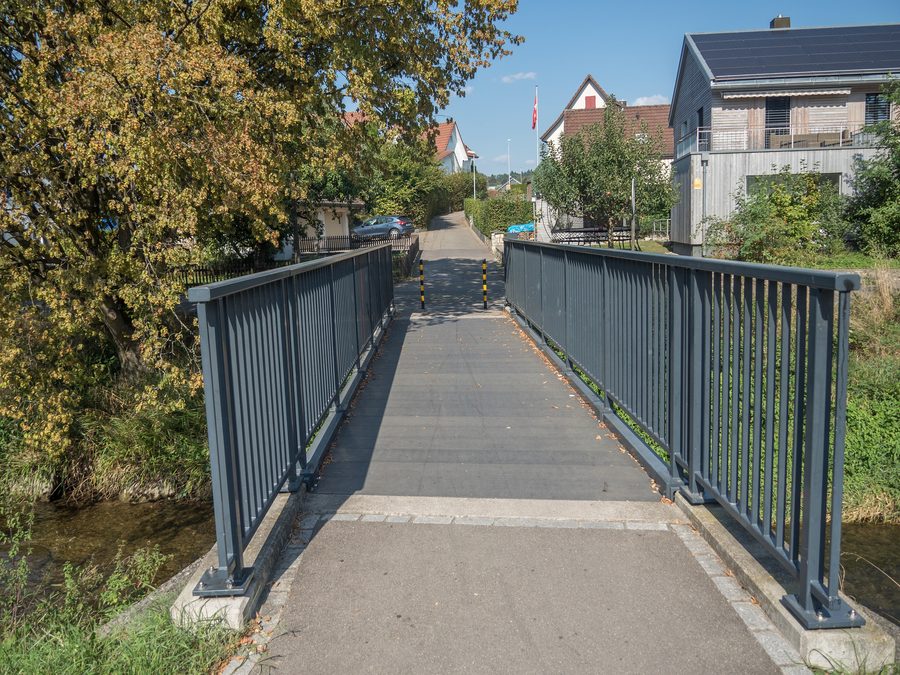 Fussgängerbrücke über die Bünz in Wohlen im Kanton Aargau