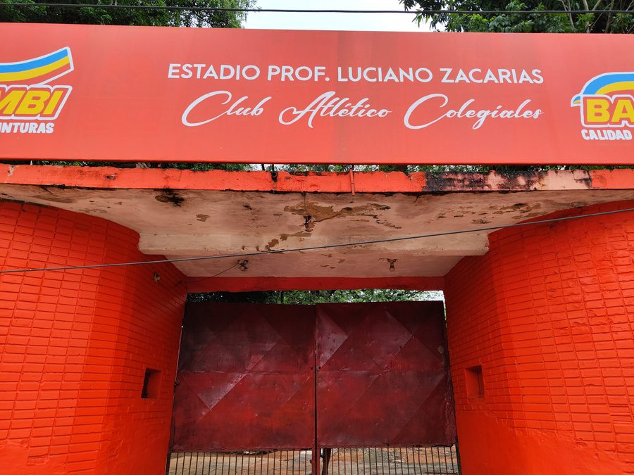 Eingang zum Estadio Luciano Zacarías des Club Atlético Colegiales in Lambaré, Paraguay