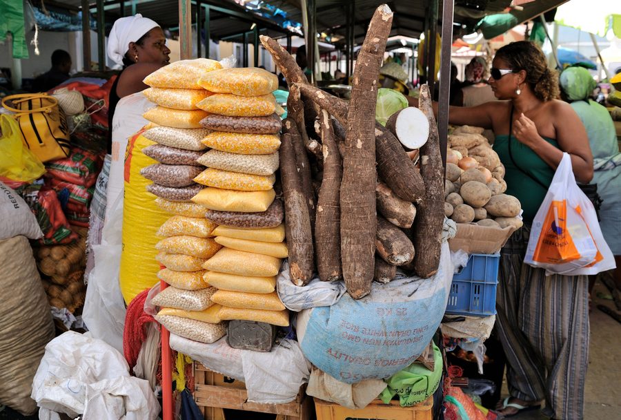 Marktstände auf einem Markt in Praia