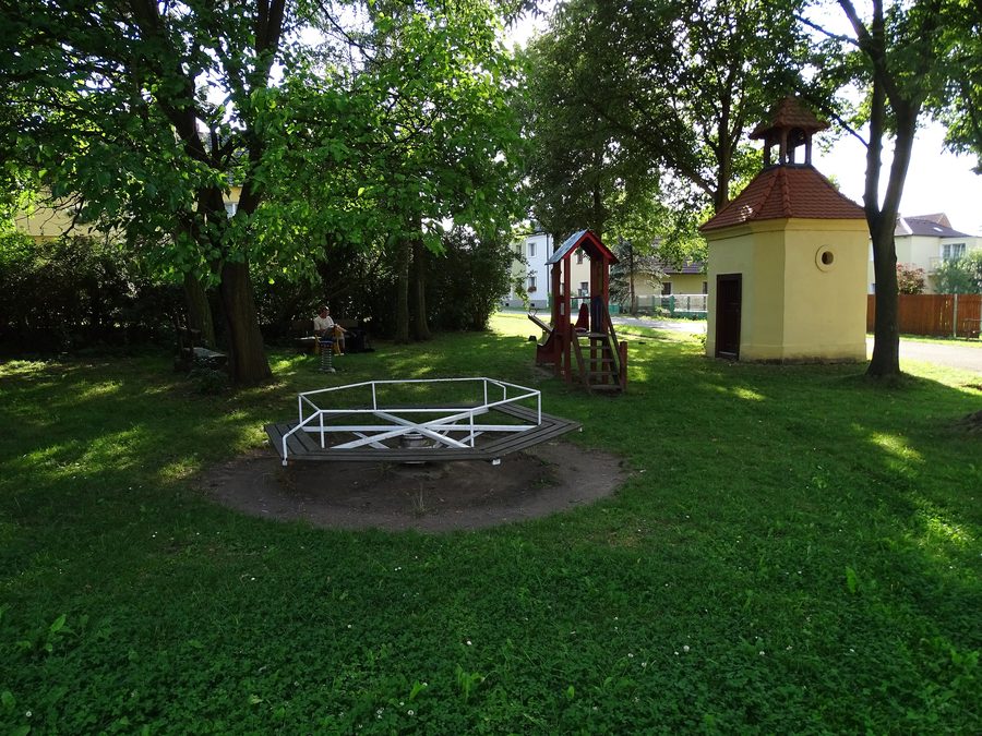 Spielplatz und Kapelle in Sedlecko, einem Ortsteil von Bušovice