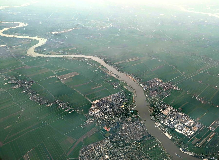 Luftaufnahme von Schoonhoven und Nieuwpoort am Fluss Lek in den Niederlanden