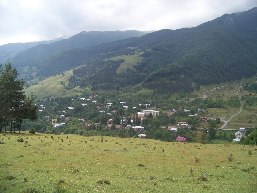 Dorf Kvesheti in Georgien