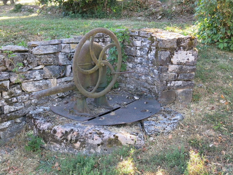 File:Ancienne pompe à Ozenay.jpg