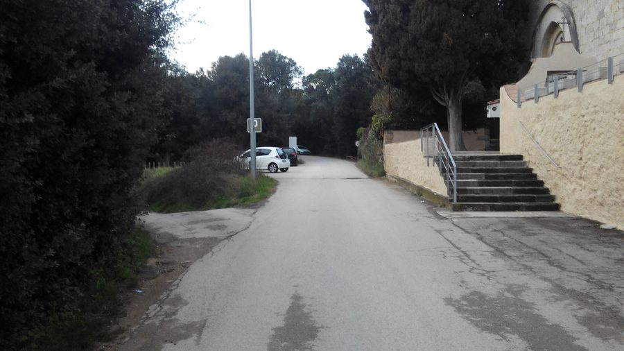 Camí al costat de l'església de Sant Pau de Sarrià de Dalt