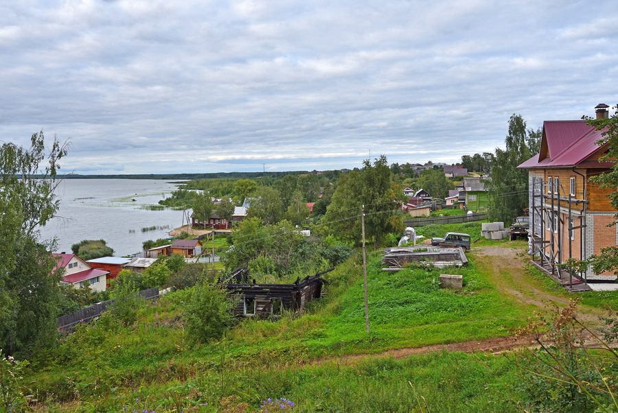Blick auf den Tschuchloma-See und die Stadt Tschuchloma aus erhöhter Perspektive
