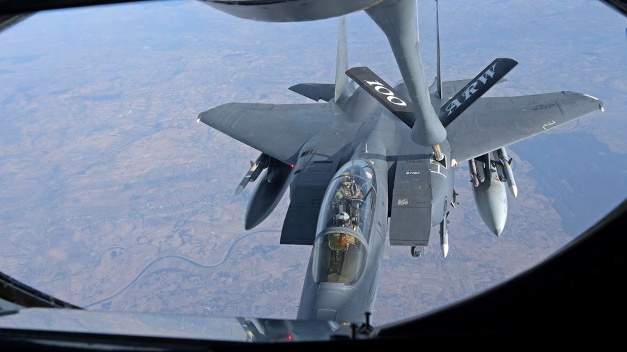 Ein Tankflugzeug der 100th Air Refueling Wing fliegt über Osteuropa.