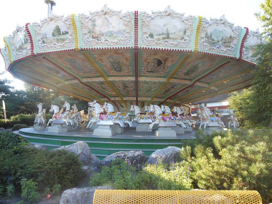 De draaimolen Gallopers in Attractiepark Slagharen in Overijssel