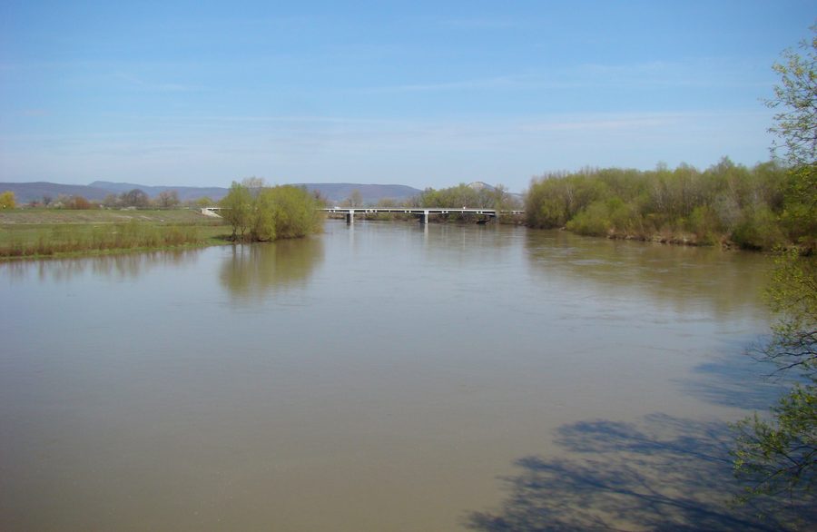 Der Fluss Mureș bei Ilia im Kreis Hunedoara, Rumänien