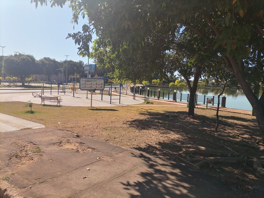 Vista da Lagoa Grande de Porangatu, com a paisagem aquática e o entorno urbano