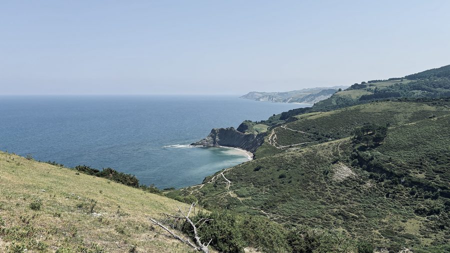 Blick auf die Küste von Deba mit Meer und felsigen Klippen