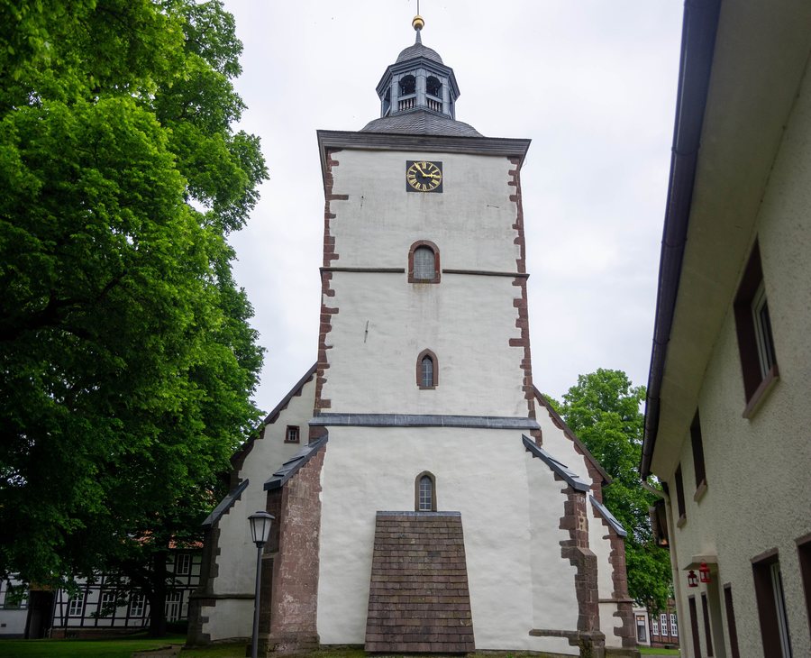 File:St-Laurentius-Kirche (Dassel) 2021.jpg