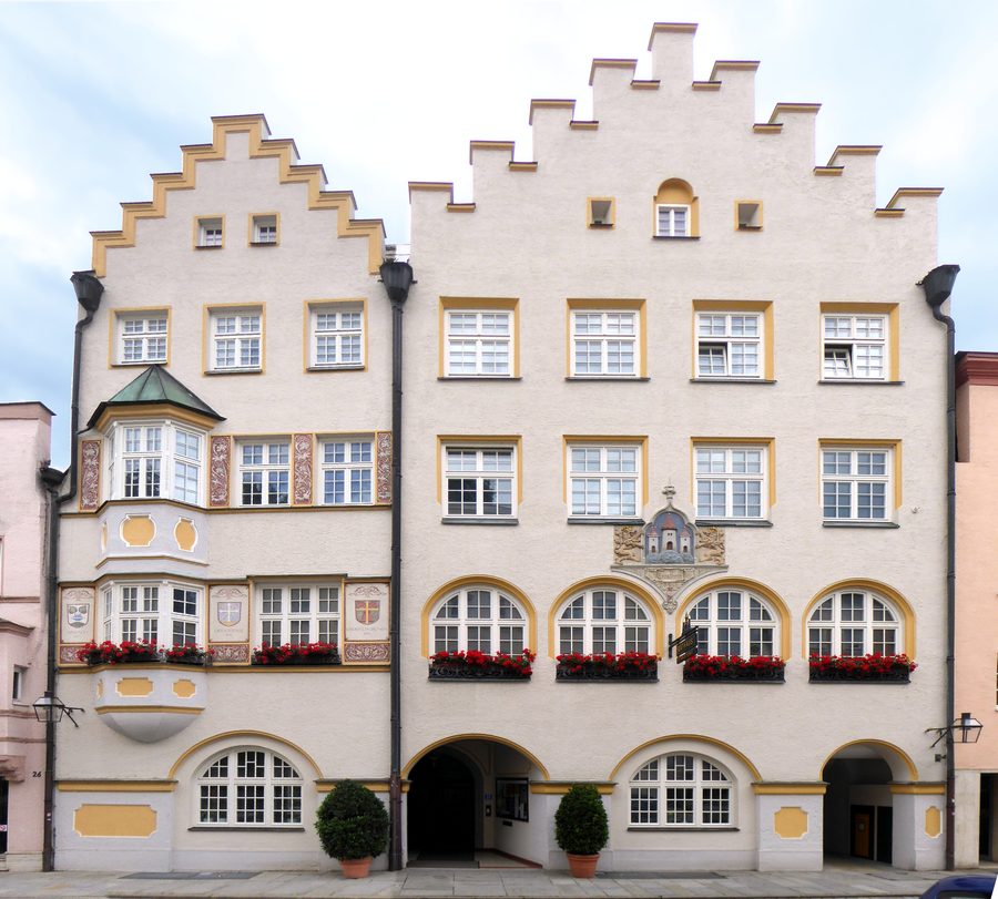 Rathaus von Trostberg an der Hauptstraße