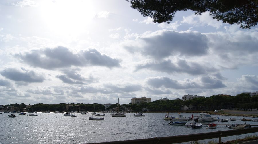 Hafen von Portocolom auf Mallorca mit Booten und Uferbebauung