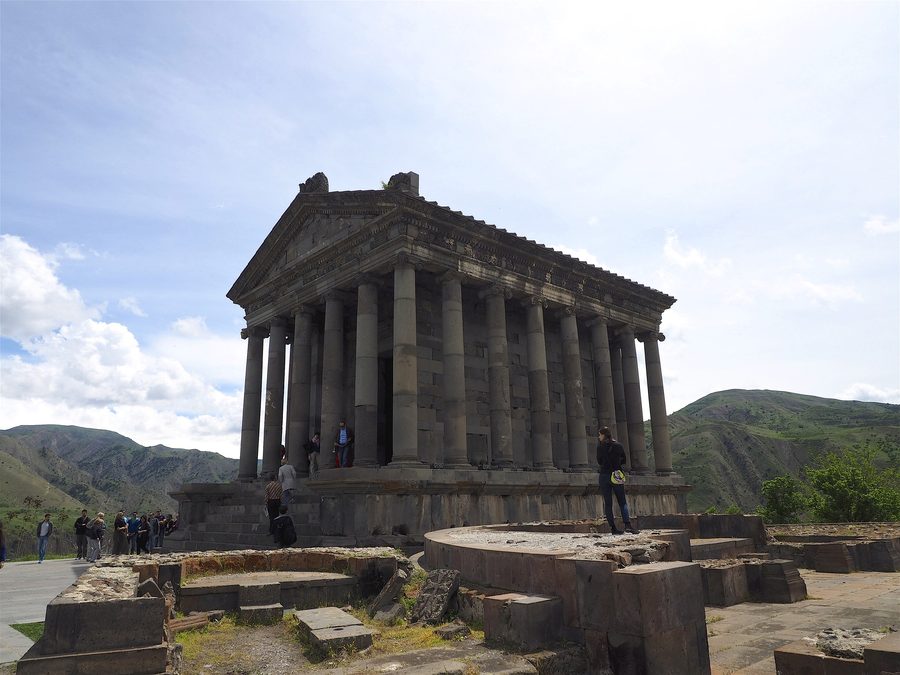 Antiker Garni-Tempel mit klassisch geprägten Säulen in Armenien