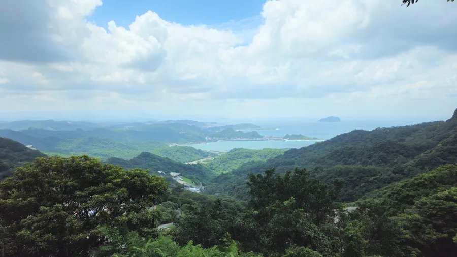Jiufen mit Blick auf die Küstenlandschaft