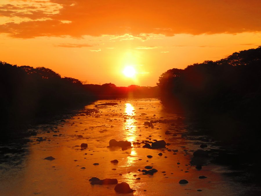 Sonnenaufgang über dem Río Unete in Aguazul, Casanare, Kolumbien